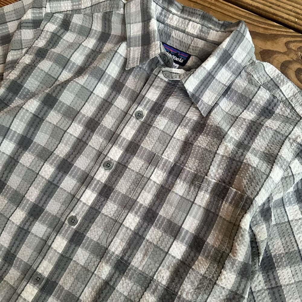 Patagonia Men's Short Sleeve Gray Puckerware Button Down Shirt - Small